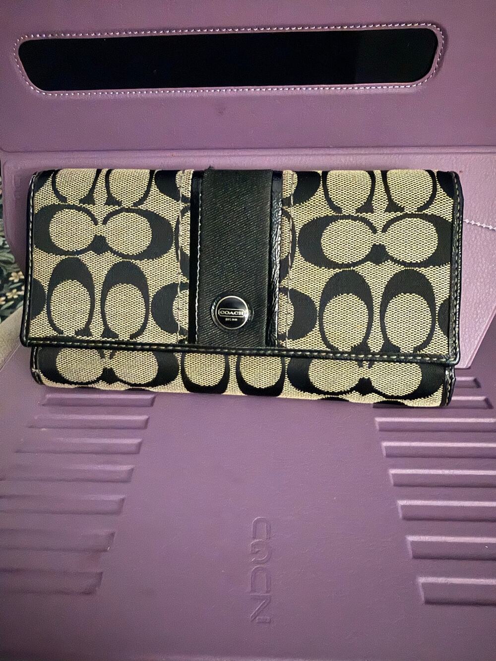 Coach Signature Long Wallet
Black Beige Canvas Leather Snap Closure Pre-owned.